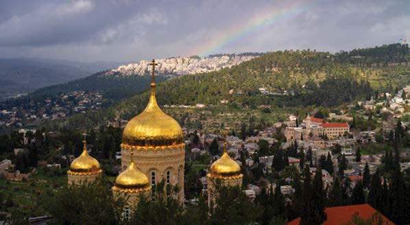 SPECIAL PRAYER UPDATE En regnbue danner sig i himlen set fra det Russik Ortodokse Gornensky kloster i Ein Kerem bydelen, Jerusalem.
