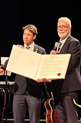 Deklarationen som blev underskrevet af mere end 700 ledere fra kirker og kristne organisationer En kopi af deklarationen udleveres til den israelske ambassade i Holland