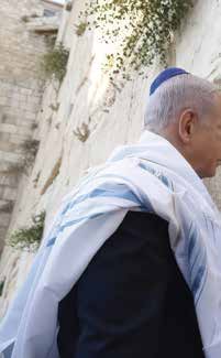 Benjamin Netanyahu placerer en bøn fra 4. Mosebog 23:24 i Vestmuren forud for 'Operation Rising Lion'. (Kilde: GPO photo)