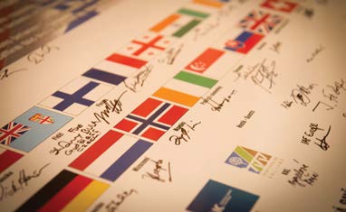 Underskrifter fra forskellige nationale repræsentanter.