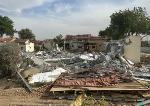 Rydning af ødelagte hjem på kibbutz Be'eri.
