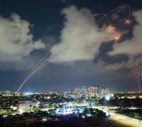 Iron Dome nedskyder de angribende missiler over Ashkelon (AP Photo)
