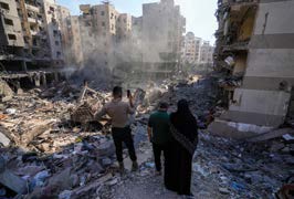 Libanesere ser på ruinerne efter et israelsk luftangreb på et kommandobunker, der tilhørte Hizbollah-lederen Hassan Nasrallah i det sydlige Beirut. (AP Photo)
