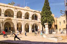 Børn leger udenfor House of Rothschild (Wikimedia Commons)