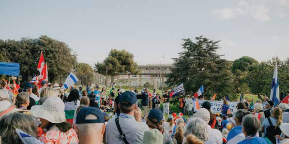 Pilegrimme ved årets Løvhyttefest beder fra Wohl Rose Garten mod Knesset