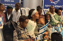 Etiopisk jødisk familie i ankomsthallen for nye immigranter på Ben Gurion Lufthavn (Credit: JAFI)