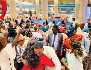 Glade familiemedlemmer bliver budt velkommen i Ben Gurion Lufthavn under en etiopisk Aliyah-flyvning. (foto: JAFI)