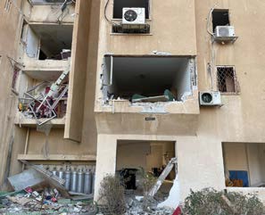 Holdet på Haifa Home pakker måltider til Holocaust-overlevende under krigen. Beskadiget bygning i Beersheva.