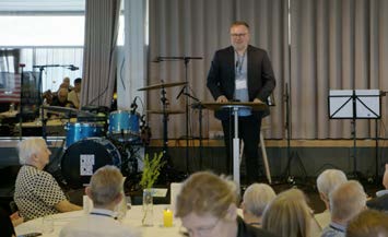 Nick Hansen underviser på vegne af ICEJ Danmark
