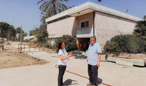 Orit viser David Parsons det kommende musikterapicenter i Kfar Aza